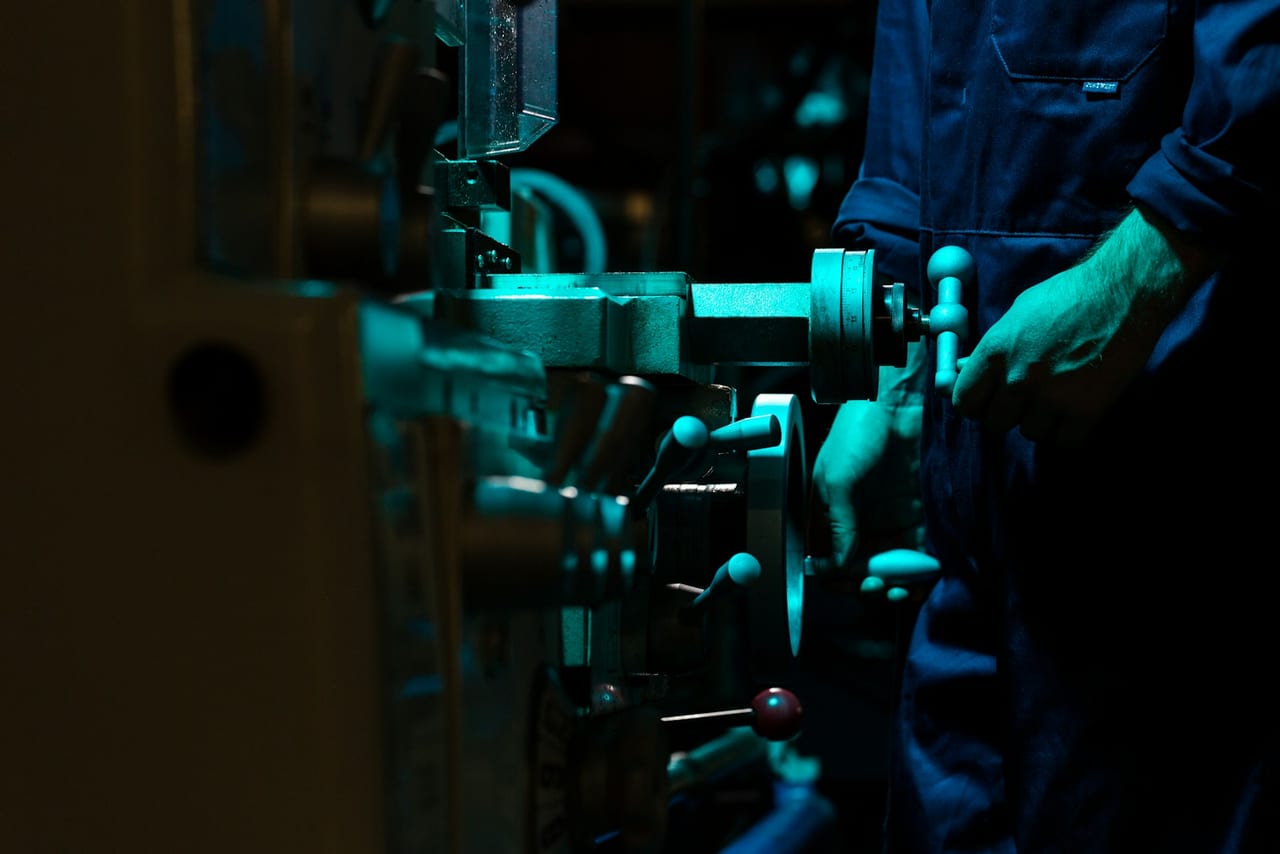 Elektrische Prüfung einer Photovoltaik-Anlage durch Fachkraft