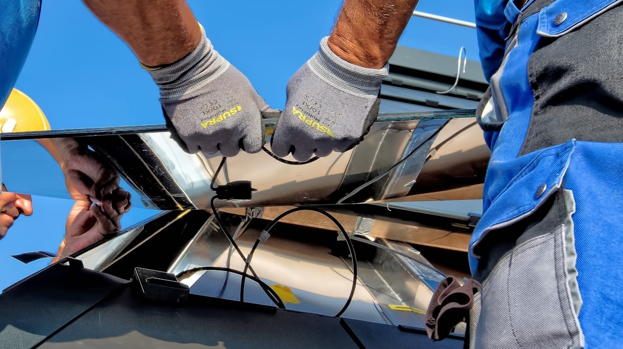 Schonende Reinigung von Solarmodulen mit weicher Bürste